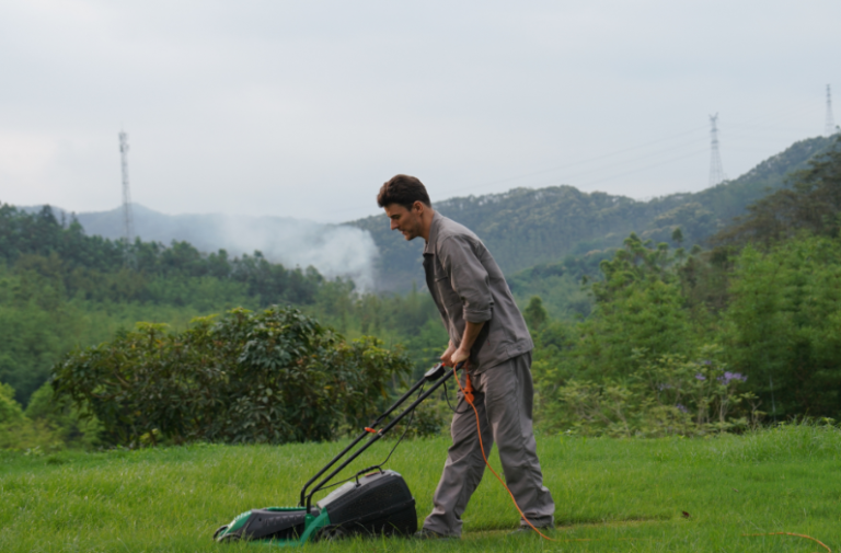 Robotic Lawn Mower vs Gas Lawn Mower: The Real Emissions Math